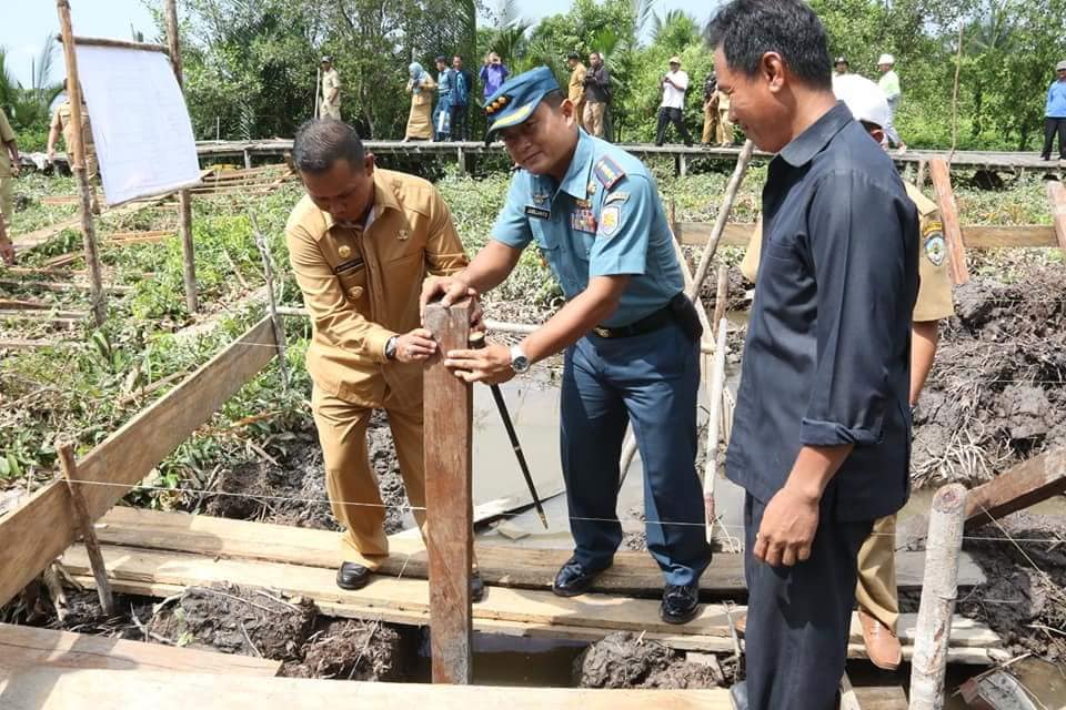 Pemasangan Tiang Pancang Pertama Pos TNI AL di Bebatu Supa